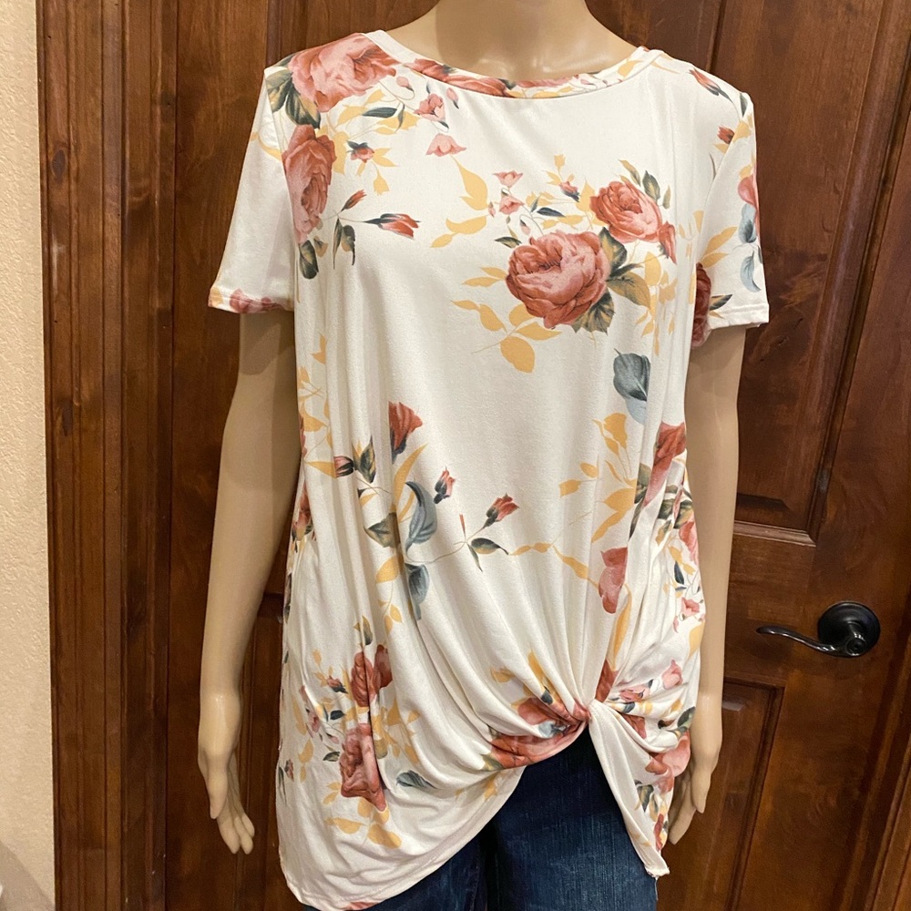 NWOT Viamor Floral Knot Top